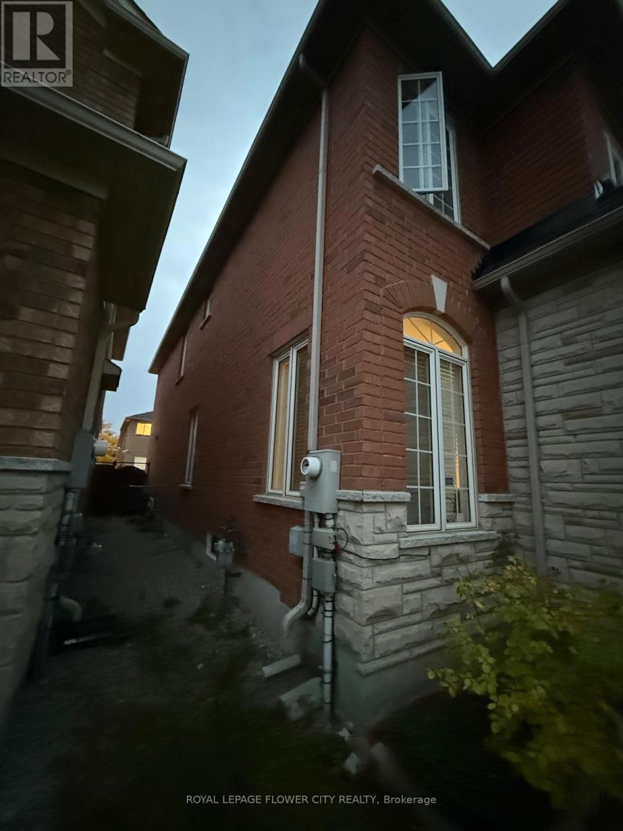 41 Cape Dorset Crescent, Brampton, Ontario  L6R 3K9 - Photo 2 - W13869454