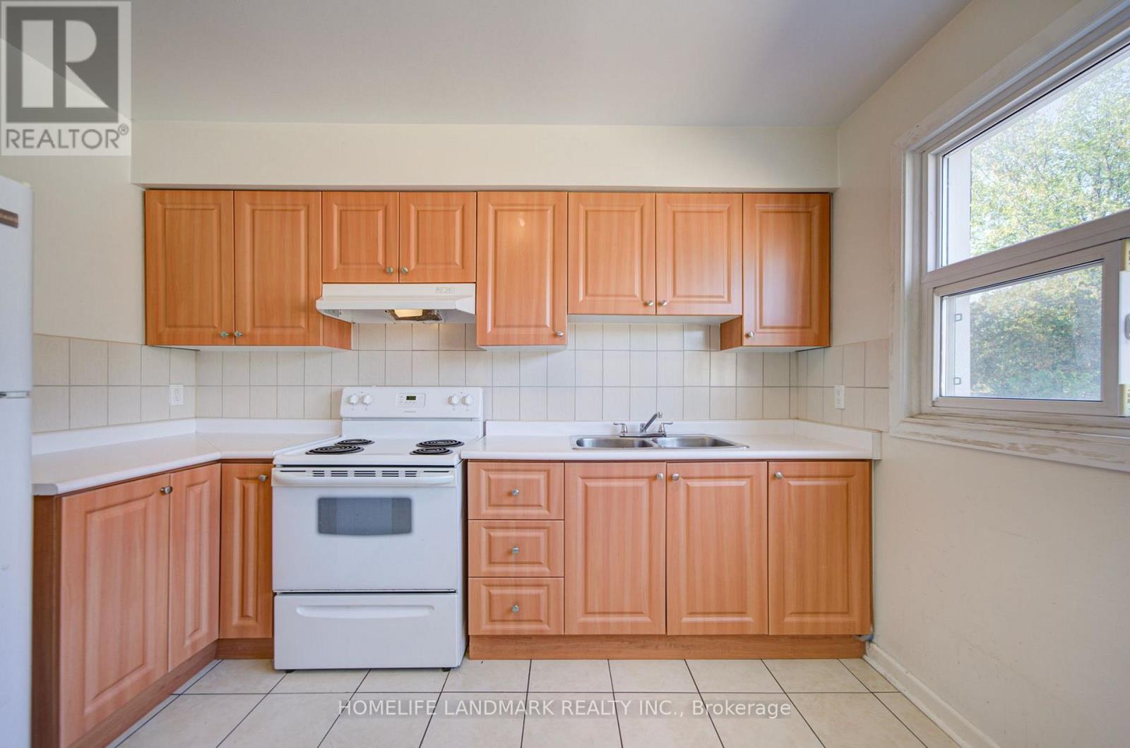 110 Purpledusk Trail, Toronto, Ontario  M1E 4E1 - Photo 4 - E13868622