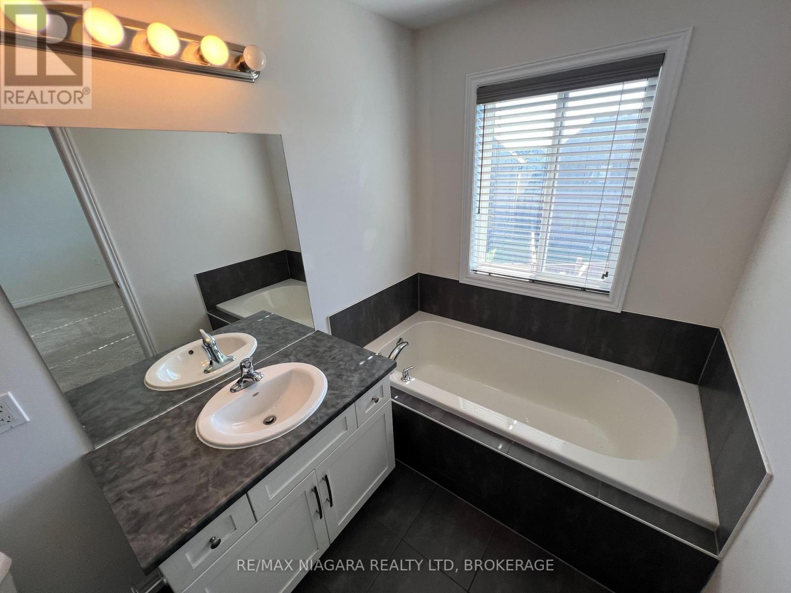 23 Fairgrounds Drive, Hamilton (Binbrook), Ontario L0R 1C0 - Photo 29 - X13872248