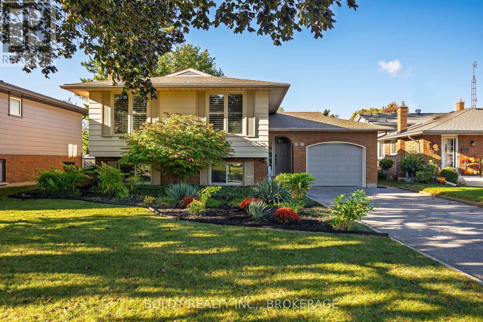12 Bayshore Crescent, St. Catharines (Lakeshore), Ontario L2N 5Y4 - Photo 1 - X13872294