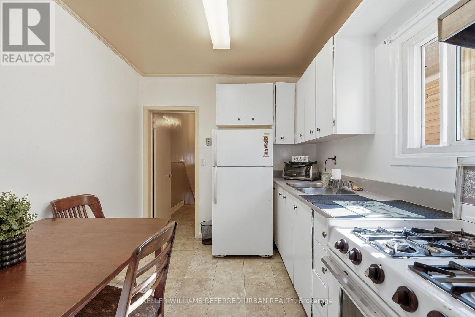 266 Roxton Road, Toronto, Ontario  M6G 3P9 - Photo 14 - C13872266
