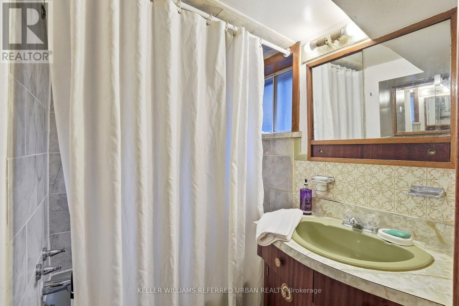 266 Roxton Road, Toronto, Ontario  M6G 3P9 - Photo 19 - C13872266