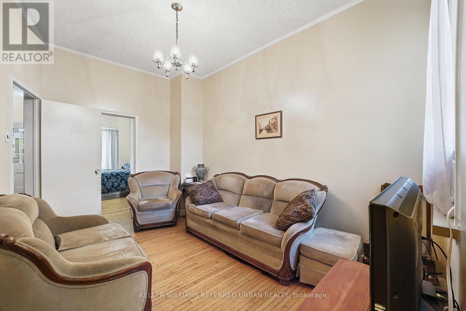 266 Roxton Road, Toronto, Ontario  M6G 3P9 - Photo 7 - C13872266