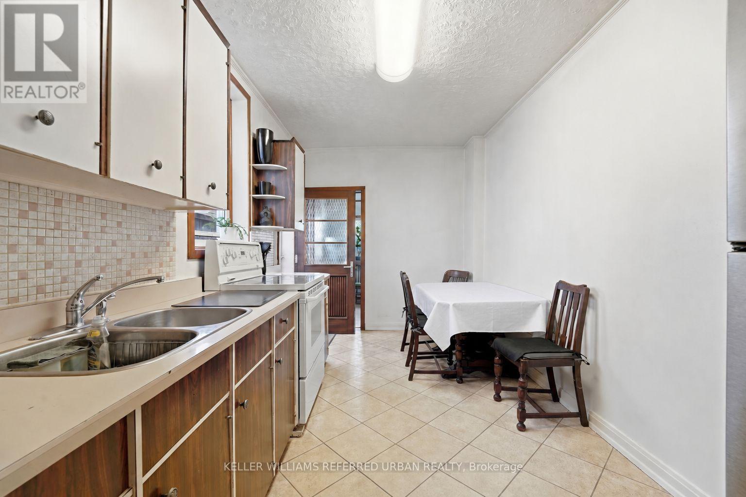 266 Roxton Road, Toronto, Ontario  M6G 3P9 - Photo 8 - C13872266