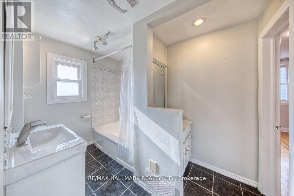 31 Glen Muir Drive, Toronto, Ontario  M1M 2C6 - Photo 17 - E13872422