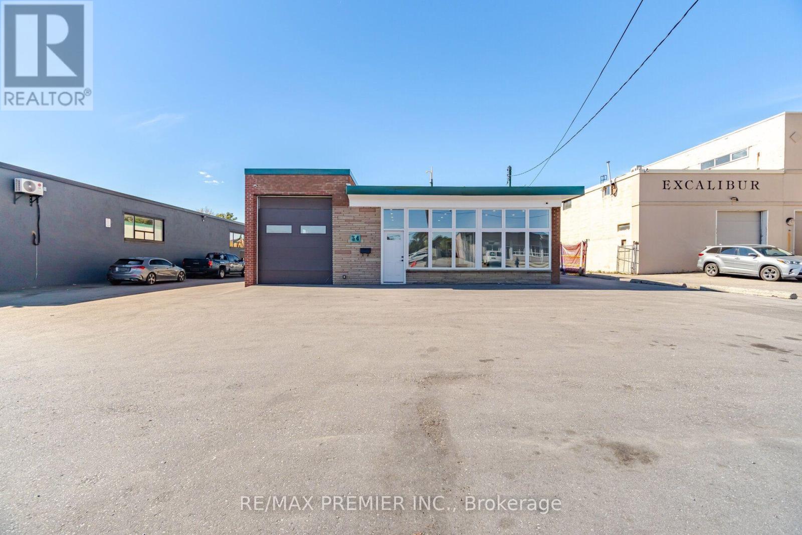 34 Rivalda Road E, Toronto, Ontario  M9M 2M3 - Photo 2 - W13872452