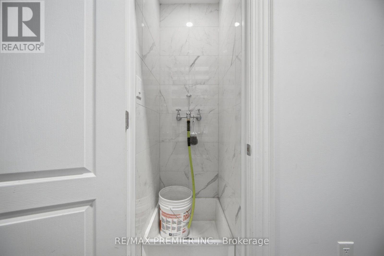 34 Rivalda Road E, Toronto, Ontario  M9M 2M3 - Photo 34 - W13872452