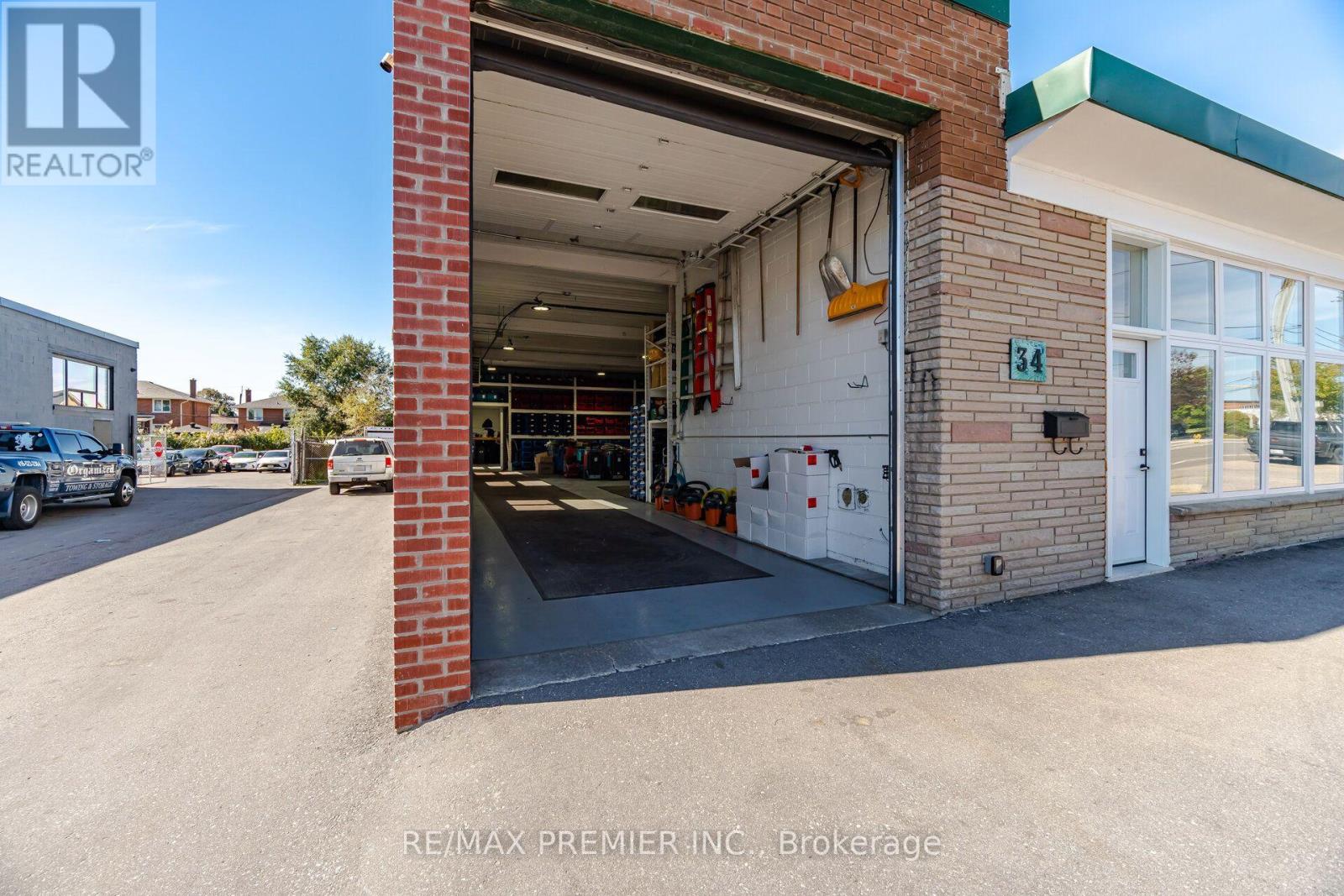 34 Rivalda Road E, Toronto, Ontario  M9M 2M3 - Photo 9 - W13872452
