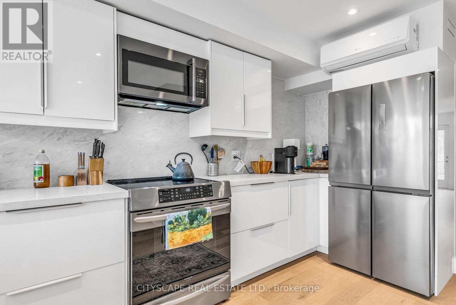 Upper - 61 Edwin Avenue, Toronto, Ontario  M6P 3Z5 - Photo 10 - W13872498