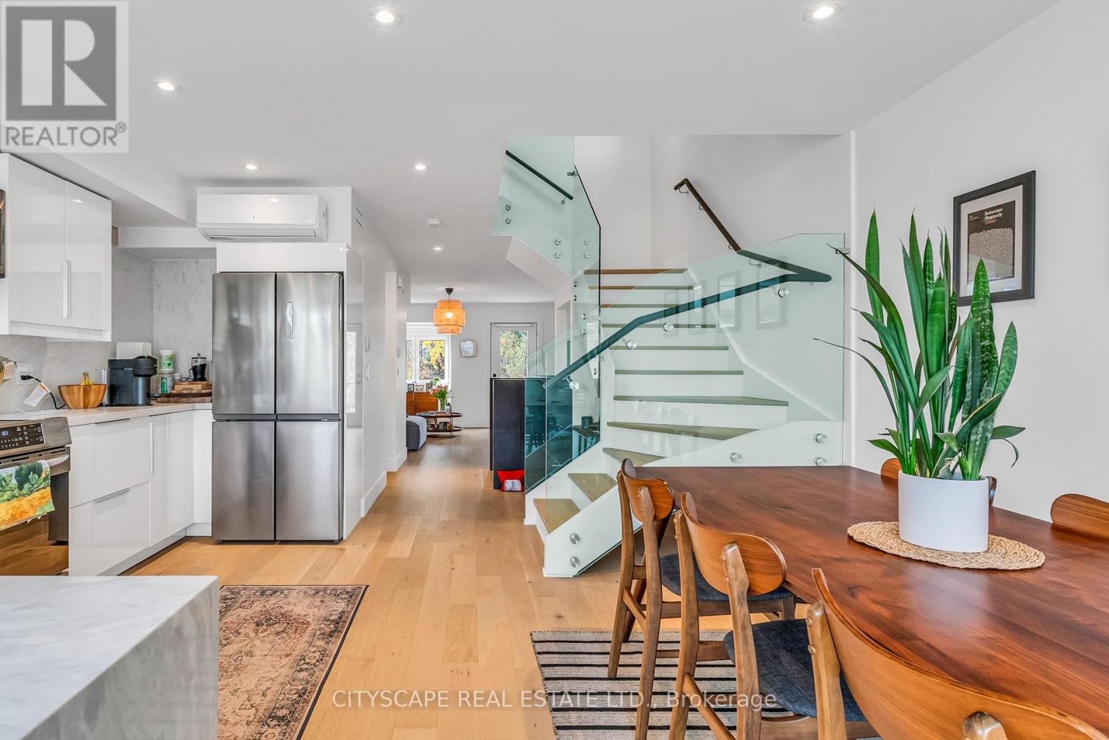 Upper - 61 Edwin Avenue, Toronto, Ontario  M6P 3Z5 - Photo 17 - W13872498