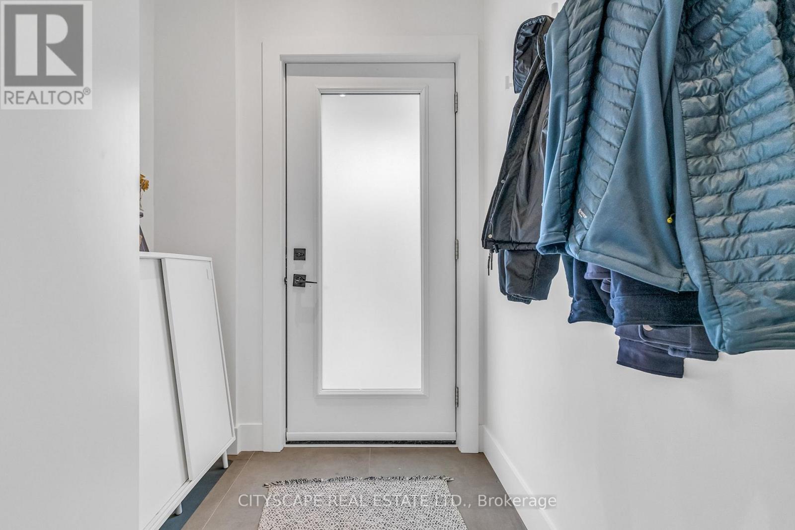 Upper - 61 Edwin Avenue, Toronto, Ontario  M6P 3Z5 - Photo 4 - W13872498