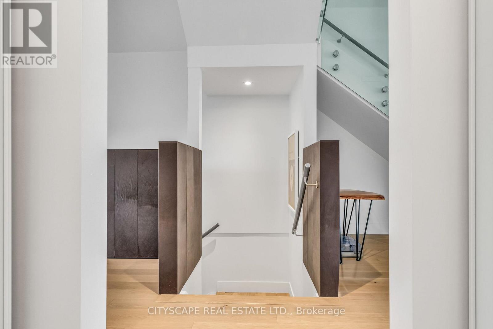 Upper - 61 Edwin Avenue, Toronto, Ontario  M6P 3Z5 - Photo 6 - W13872498