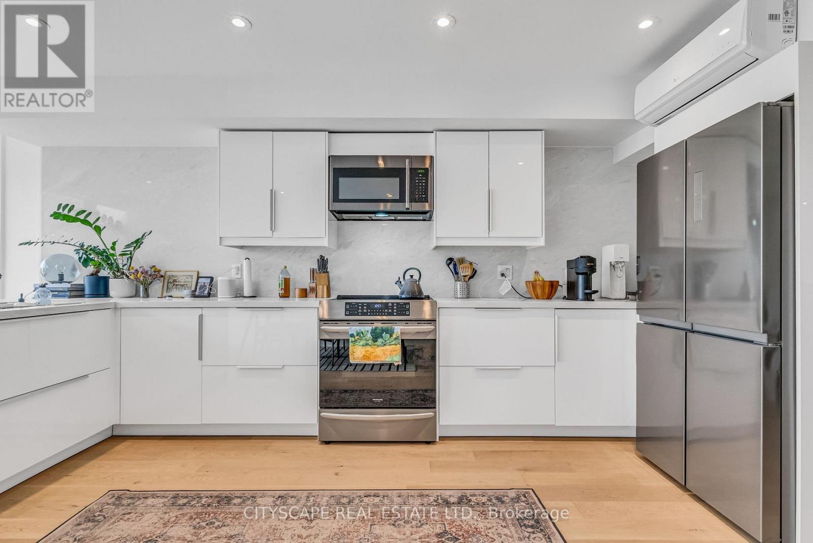 Upper - 61 Edwin Avenue, Toronto, Ontario  M6P 3Z5 - Photo 8 - W13872498