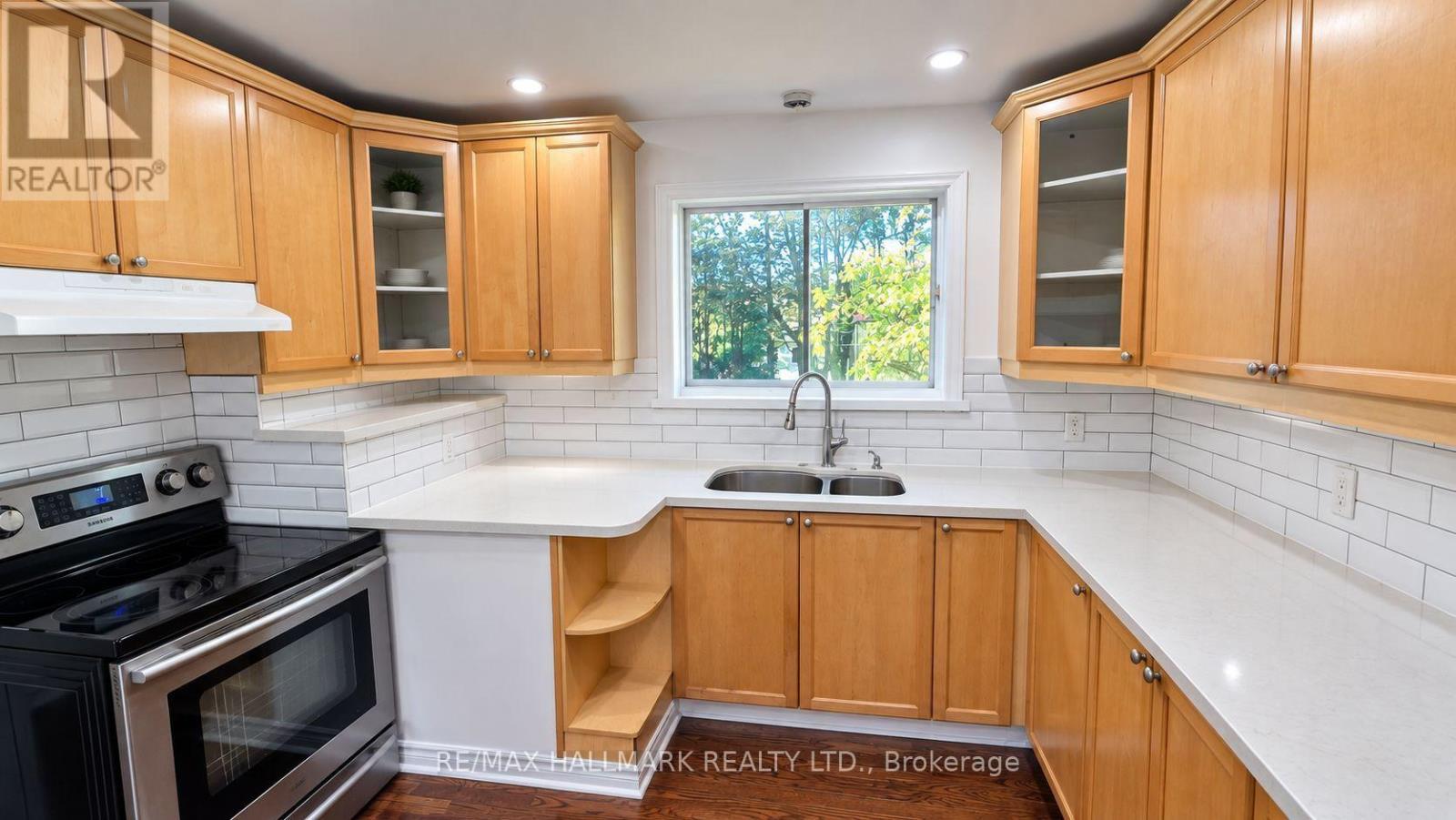 46 Collins Crescent, Aurora, Ontario  L4G 2W2 - Photo 4 - N13162392