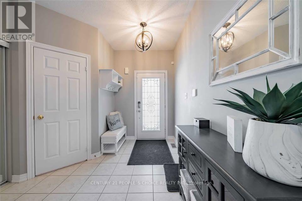 40 Cranborne Crescent, Whitby, Ontario  L1M 2M2 - Photo 2 - E13872826