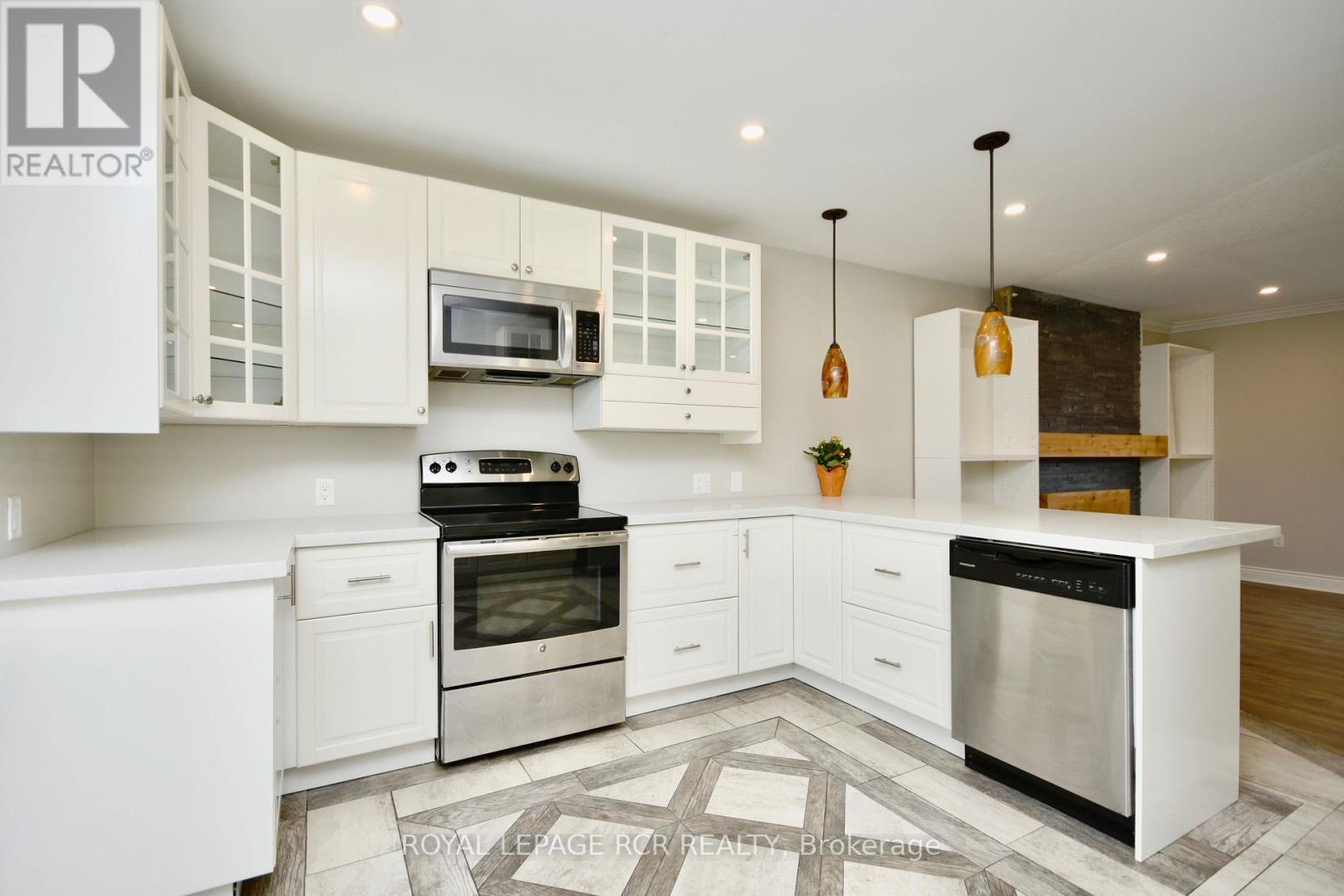 52 Drury Lane, Barrie, Ontario  L4M 3C8 - Photo 3 - S13872902