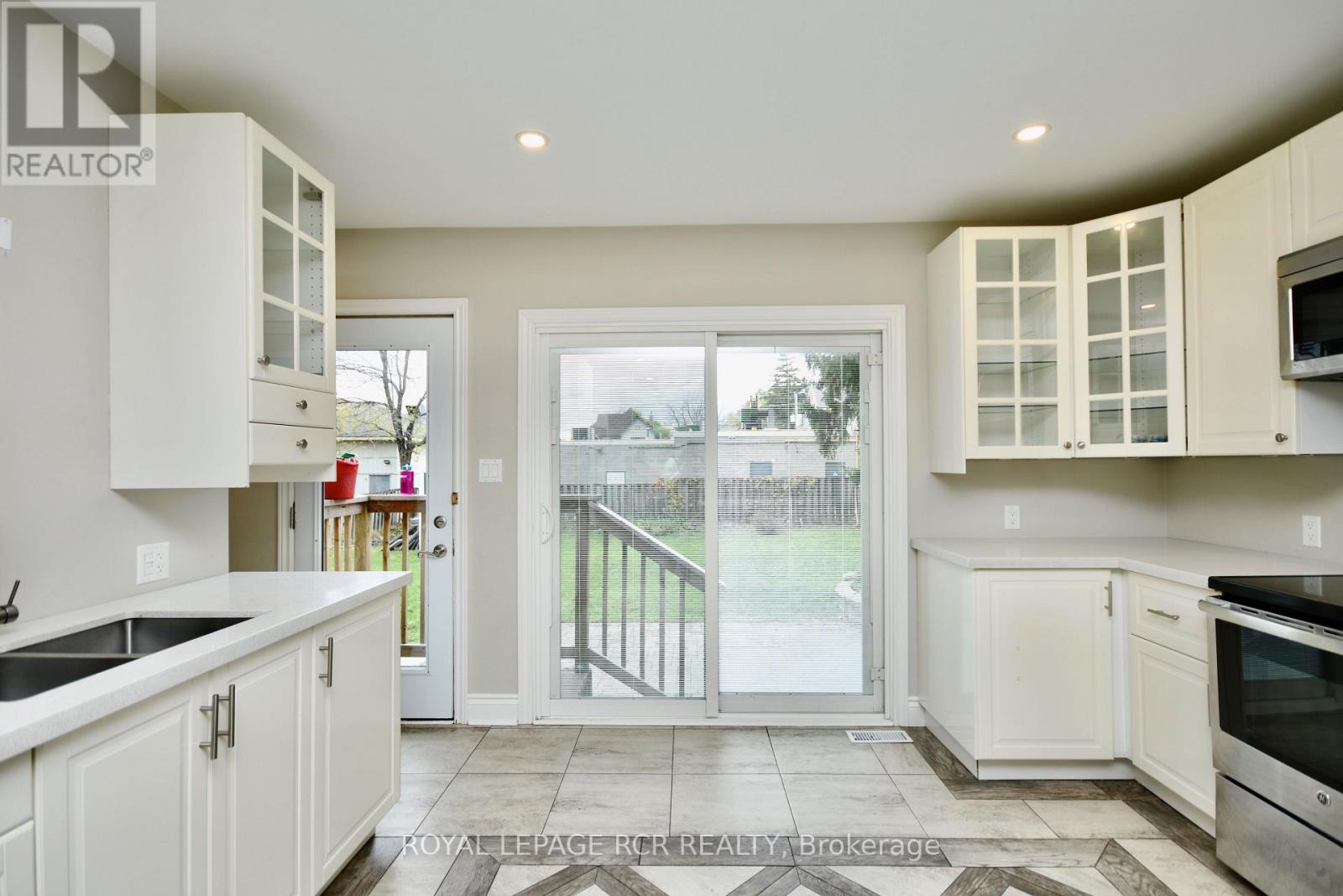 52 Drury Lane, Barrie, Ontario  L4M 3C8 - Photo 4 - S13872902