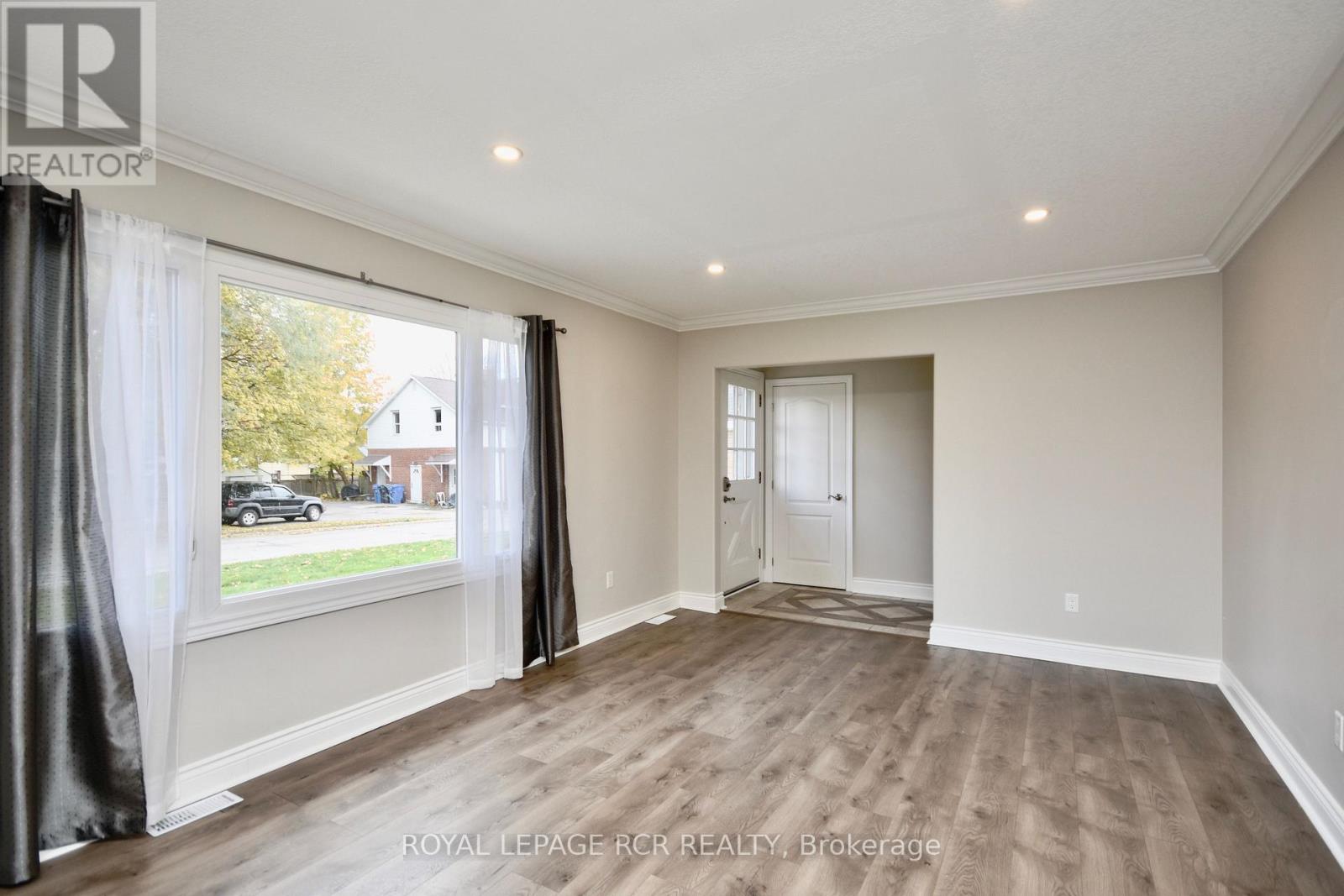 52 Drury Lane, Barrie, Ontario  L4M 3C8 - Photo 6 - S13872902