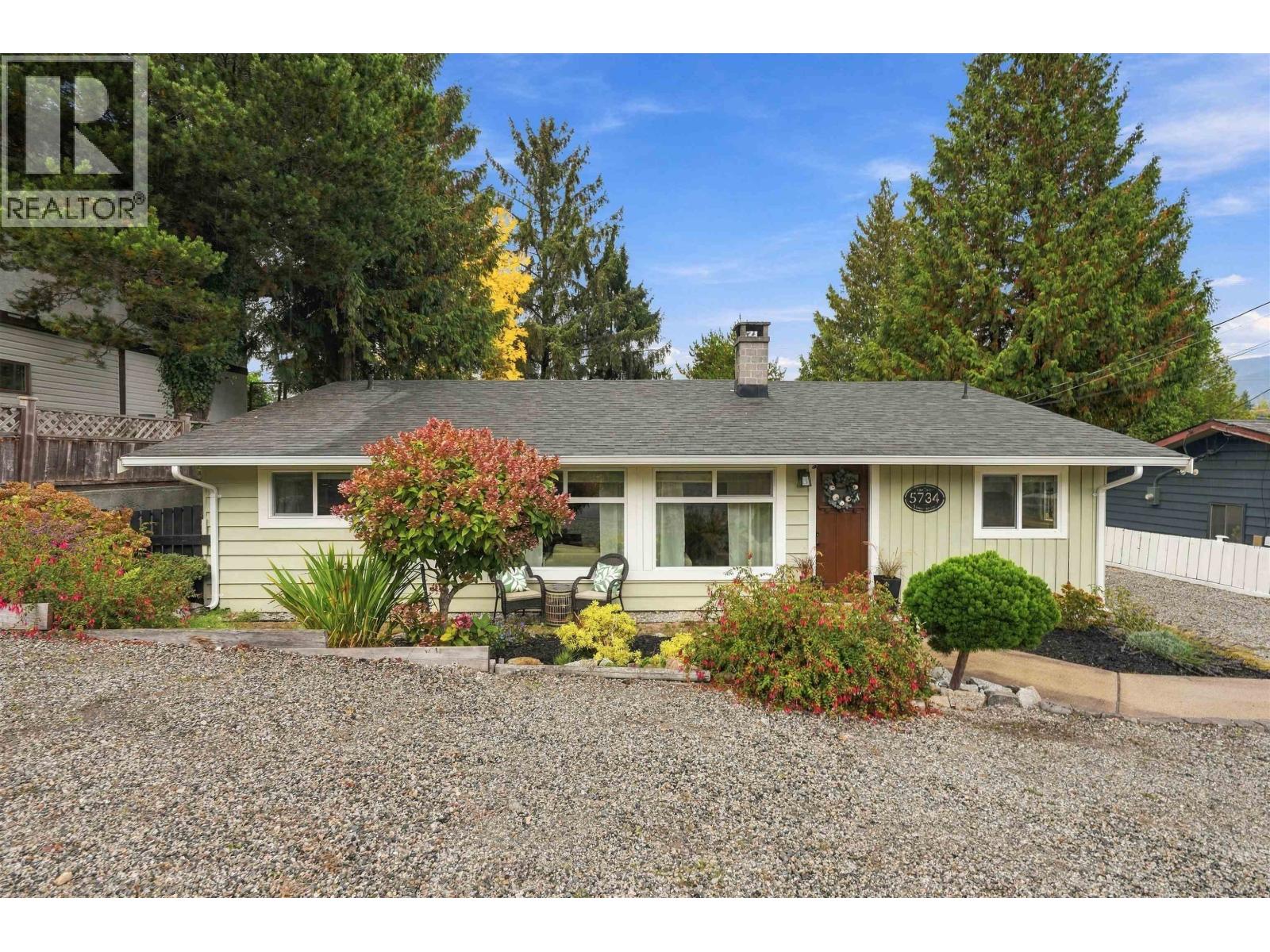 5734 PEBBLE CRESCENT, Sechelt, British Columbia