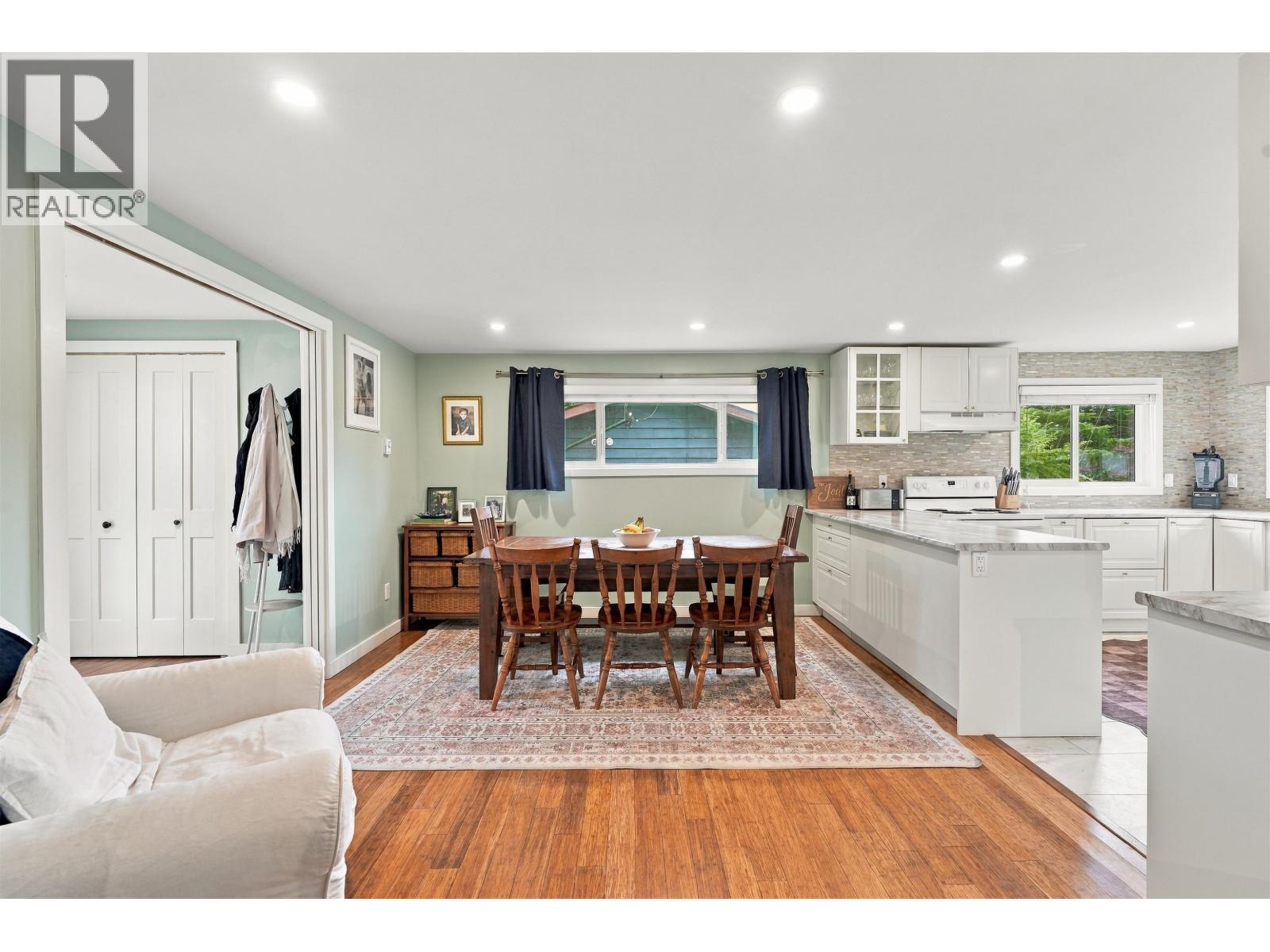 5734 Pebble Crescent, Sechelt, British Columbia  V0N 3A0 - Photo 10 - R3173378