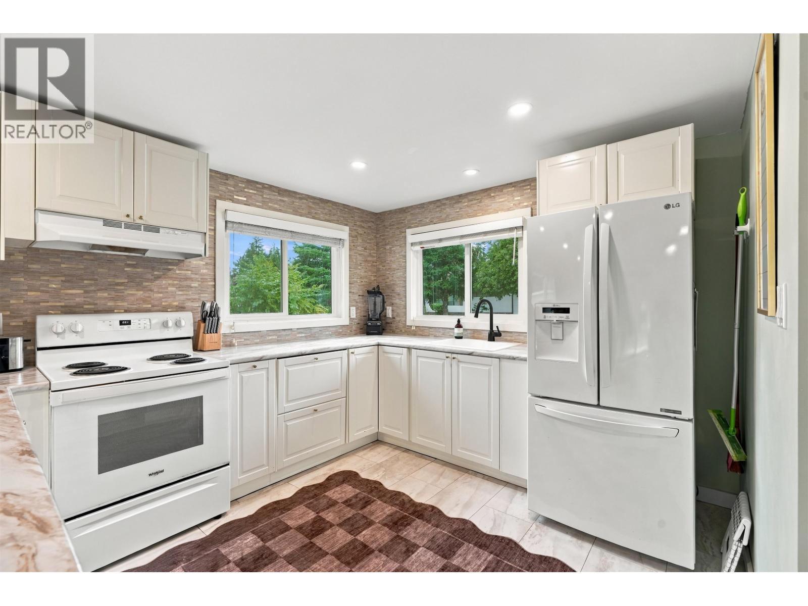 5734 Pebble Crescent, Sechelt, British Columbia  V0N 3A0 - Photo 17 - R3173378