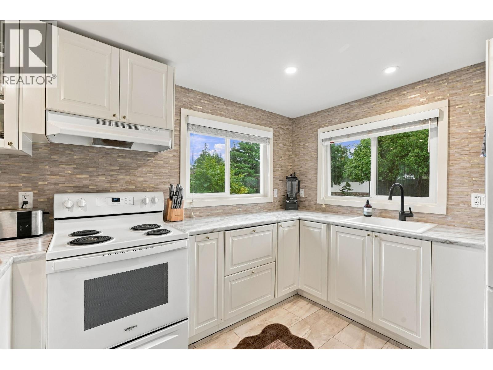 5734 Pebble Crescent, Sechelt, British Columbia  V0N 3A0 - Photo 18 - R3173378