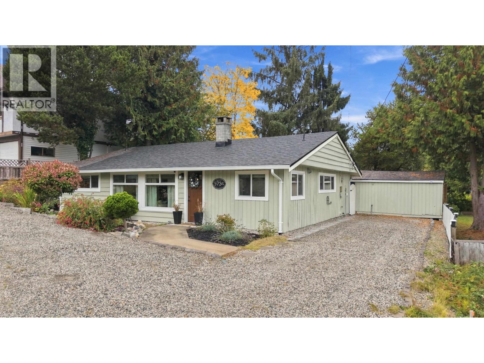 5734 Pebble Crescent, Sechelt, British Columbia  V0N 3A0 - Photo 2 - R3173378