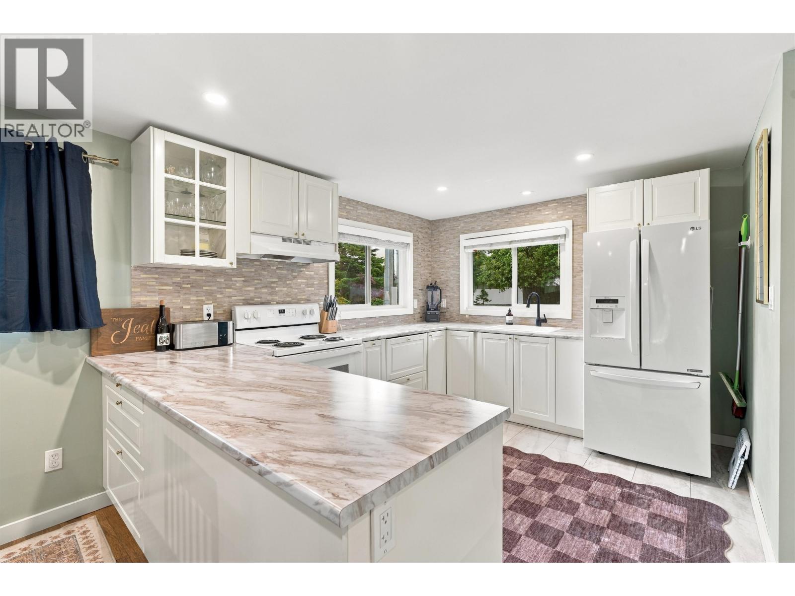 5734 Pebble Crescent, Sechelt, British Columbia  V0N 3A0 - Photo 21 - R3173378