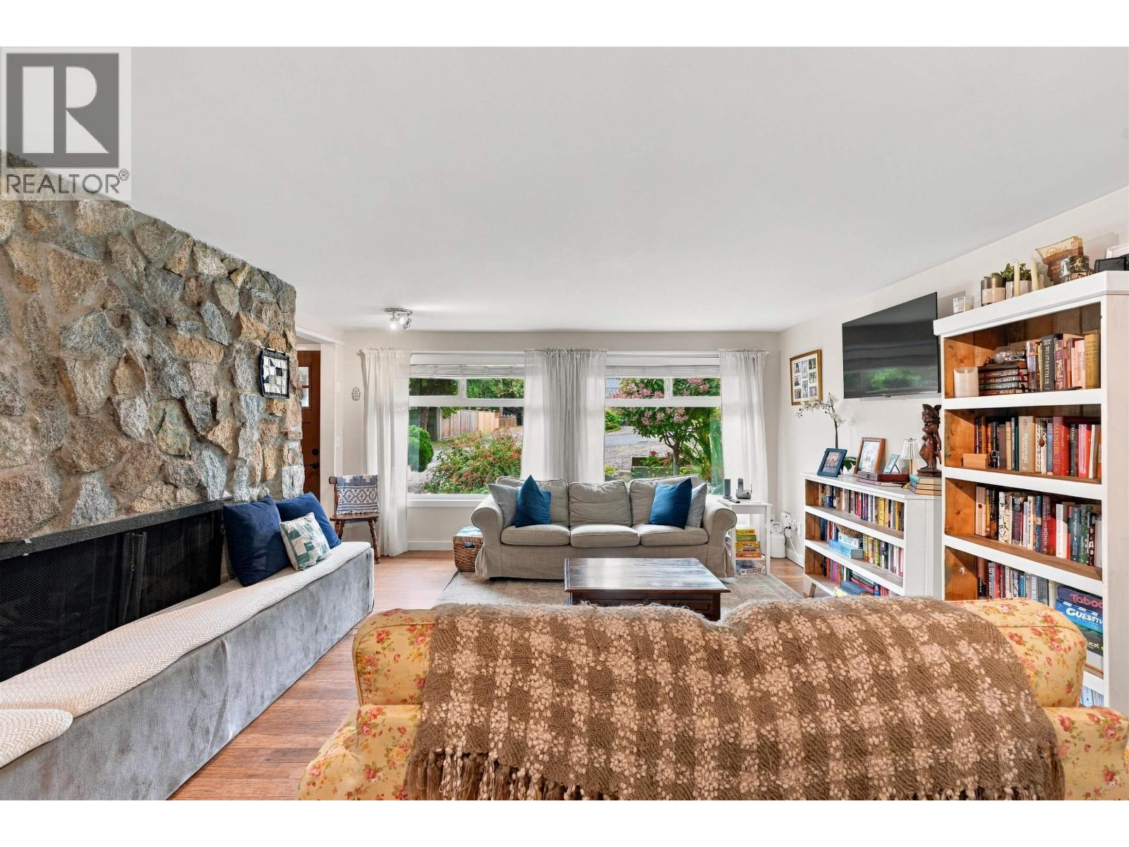 5734 Pebble Crescent, Sechelt, British Columbia  V0N 3A0 - Photo 5 - R3173378