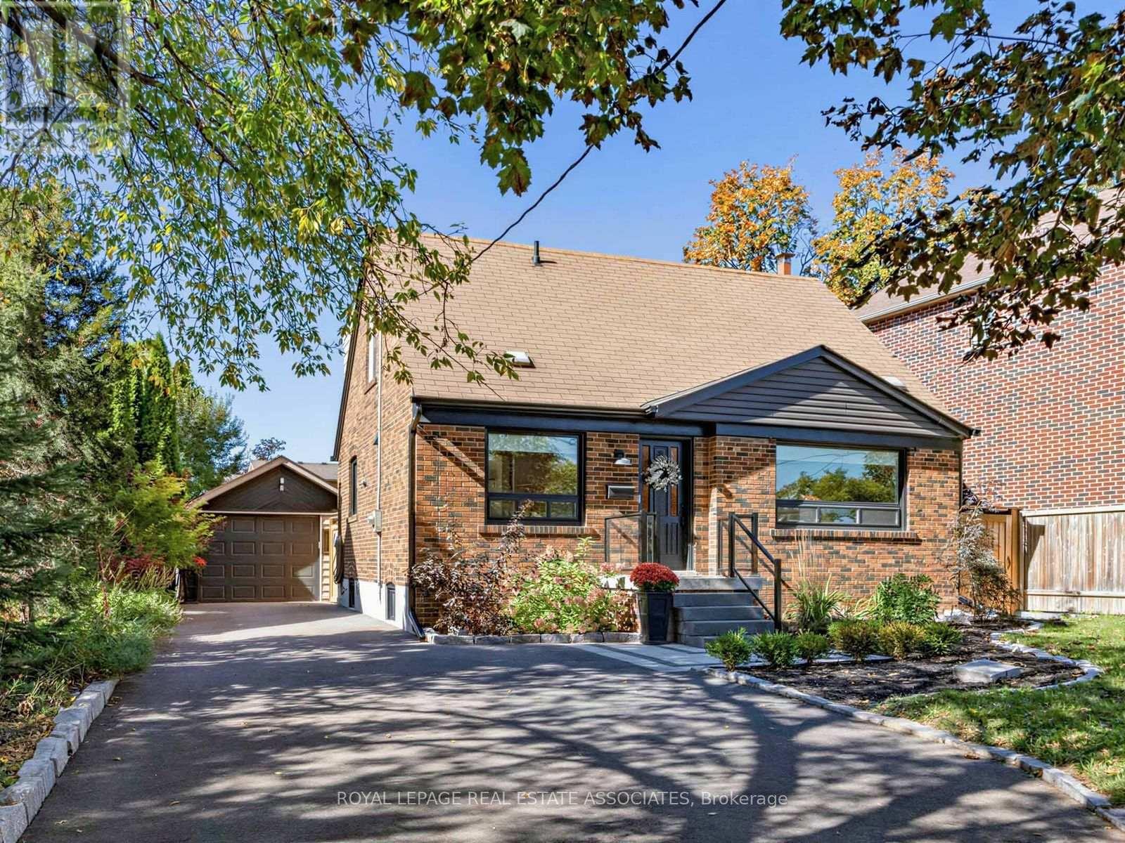 36 Jodphur Avenue, Toronto, Ontario  M9M 2J4 - Photo 2 - W13873042