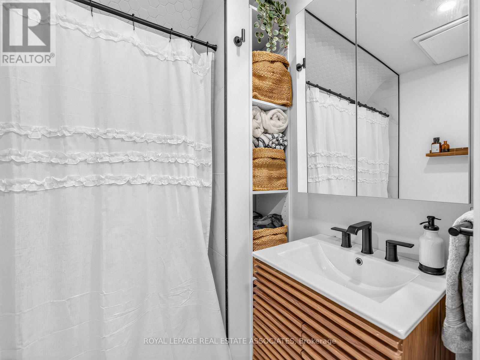 36 Jodphur Avenue, Toronto, Ontario  M9M 2J4 - Photo 23 - W13873042