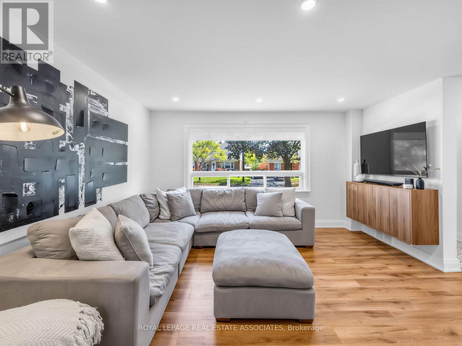 36 Jodphur Avenue, Toronto, Ontario  M9M 2J4 - Photo 6 - W13873042