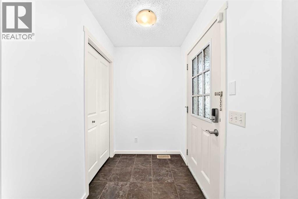 139 89 Street SW, Calgary, Alberta  T3H 0M4 - Photo 5 - A2350411