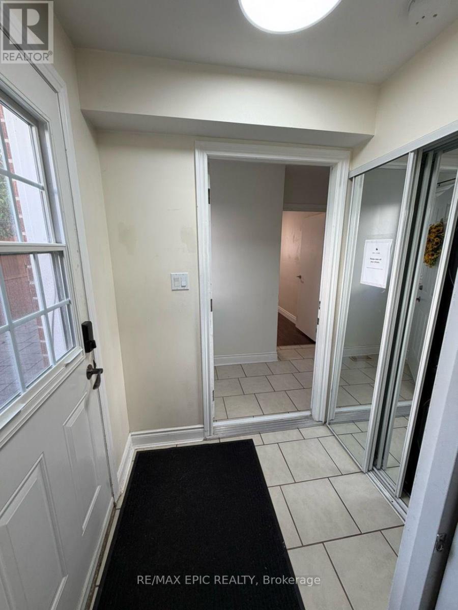 3389 Kelowna Court, Mississauga, Ontario L5C 2E5 - Photo 18 - W13782072