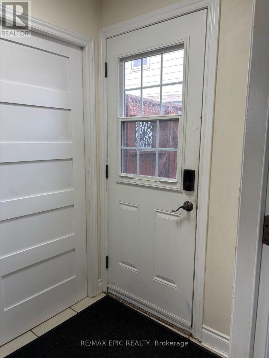 3389 Kelowna Court, Mississauga, Ontario L5C 2E5 - Photo 6 - W13782072