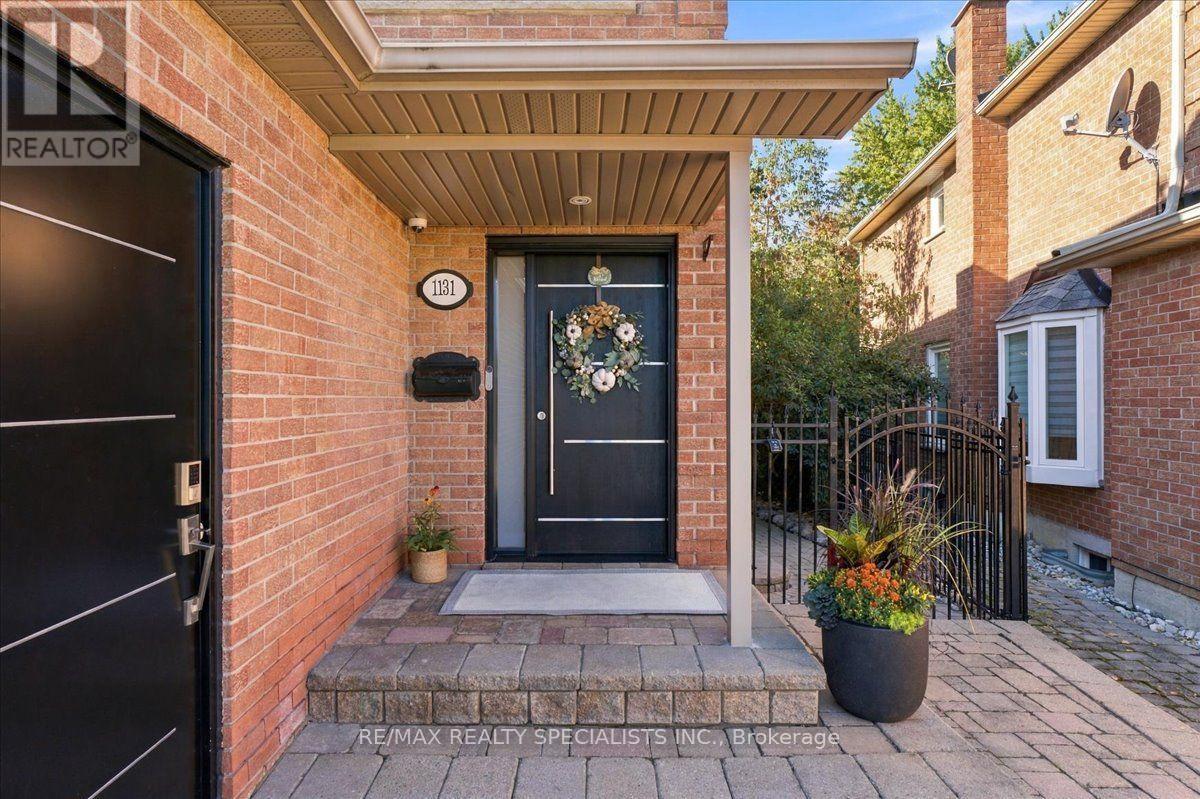 1131 Highgate Place, Mississauga, Ontario  L4W 3H3 - Photo 4 - W13872558