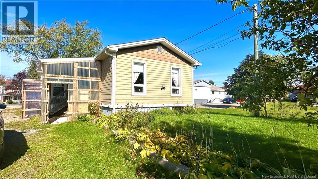 676 St-Pierre O Boulevard, Caraquet, New Brunswick  E1W 1A1 - Photo 8 - NB149204
