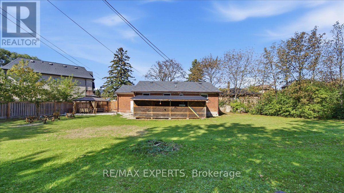 18 Robson Place, Toronto, Ontario  M2R 2Y3 - Photo 29 - C13873112