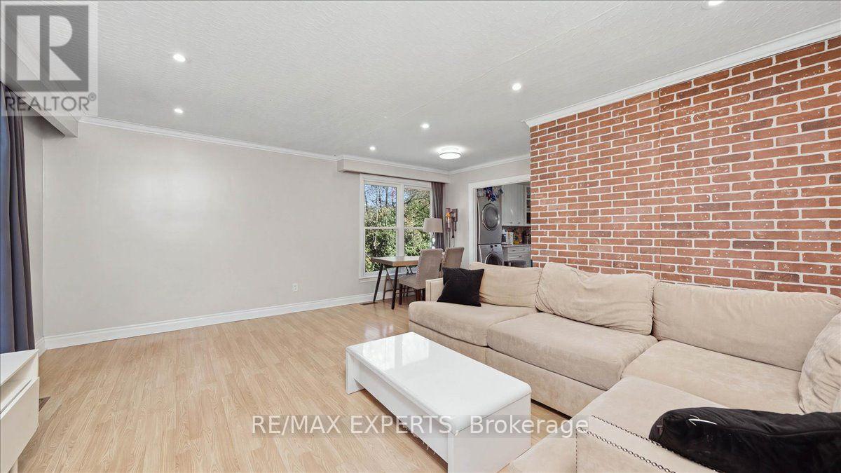 18 Robson Place, Toronto, Ontario  M2R 2Y3 - Photo 6 - C13873112