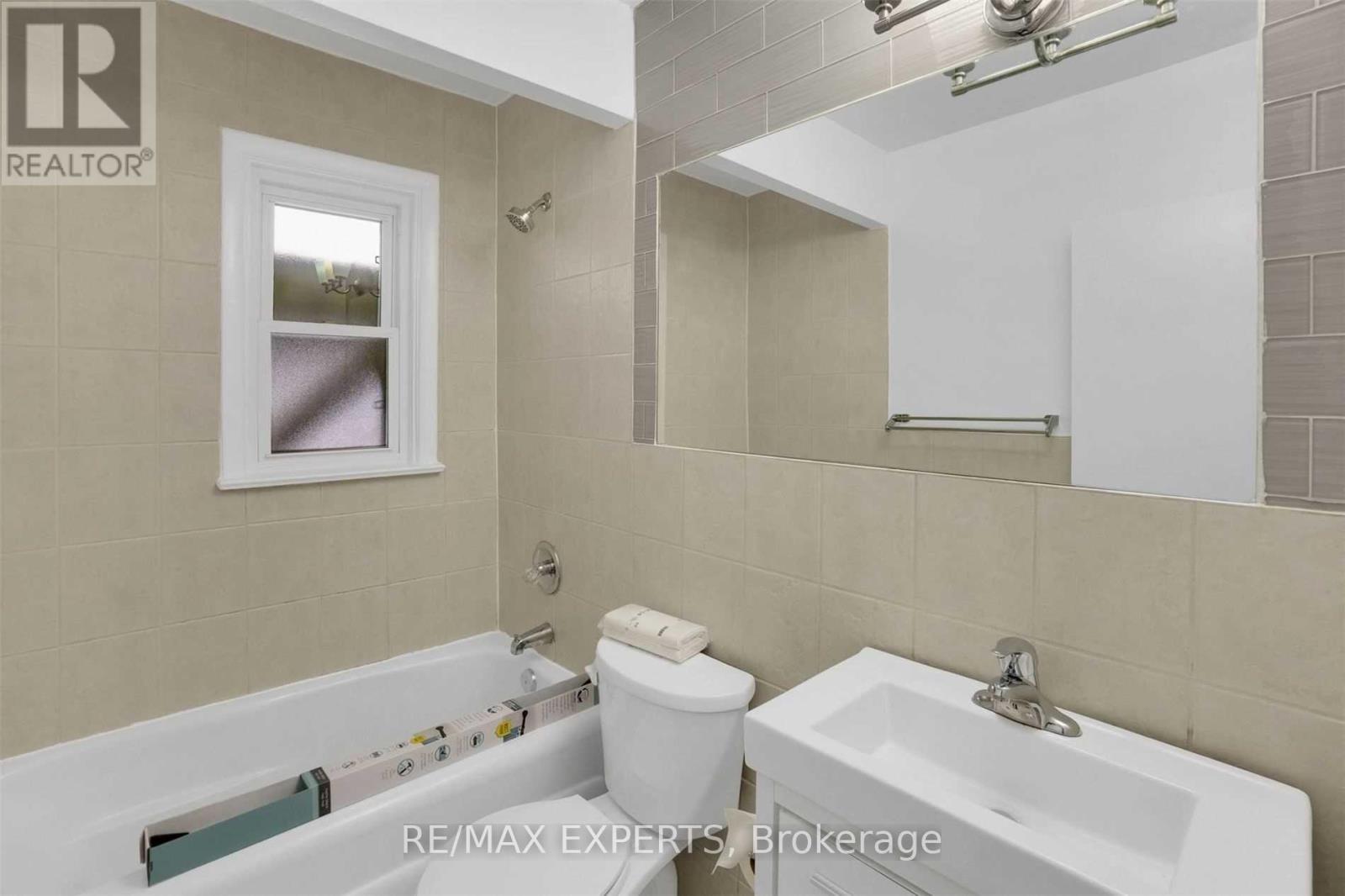 18 Robson Place, Toronto, Ontario  M2R 2Y3 - Photo 9 - C13873112
