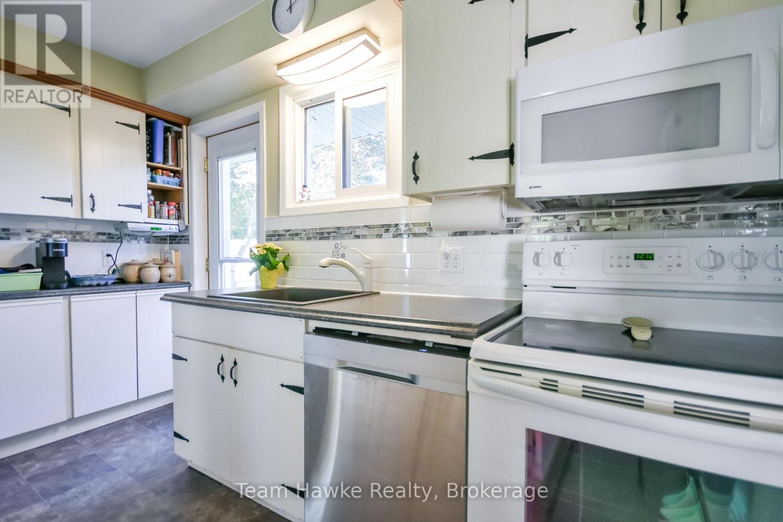 71 Edward Street, Penetanguishene, Ontario  L9M 1J8 - Photo 21 - S13873314