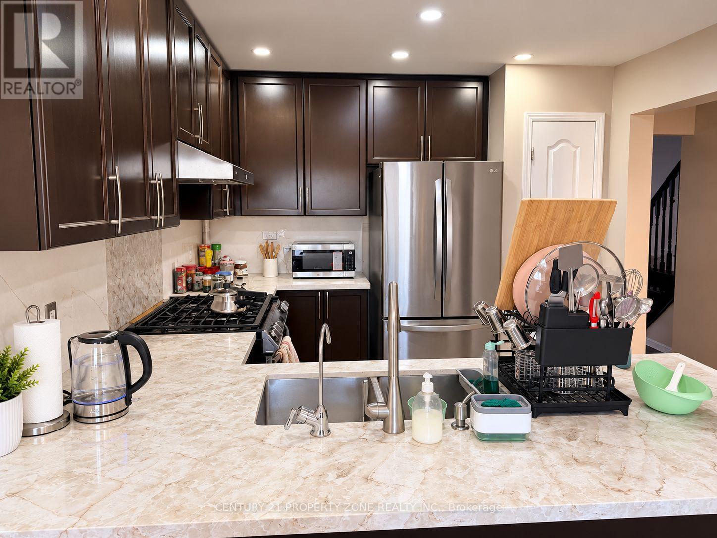 19 Signature Lane, Brampton, Ontario  L7A 0T2 - Photo 3 - W13873334