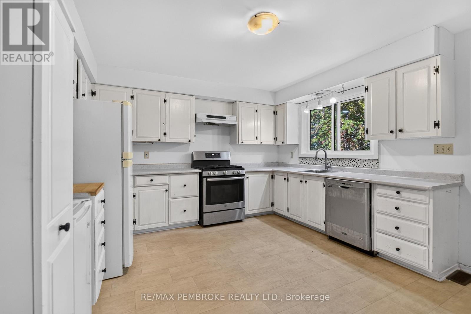 14 Roy Street, Petawawa, Ontario  K8H 3A6 - Photo 11 - X13870466