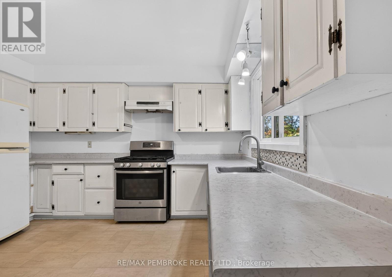 14 Roy Street, Petawawa, Ontario  K8H 3A6 - Photo 13 - X13870466