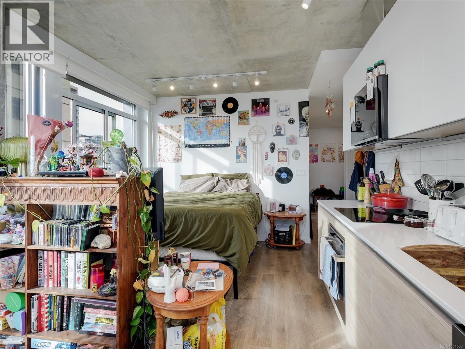 409 1097 View St