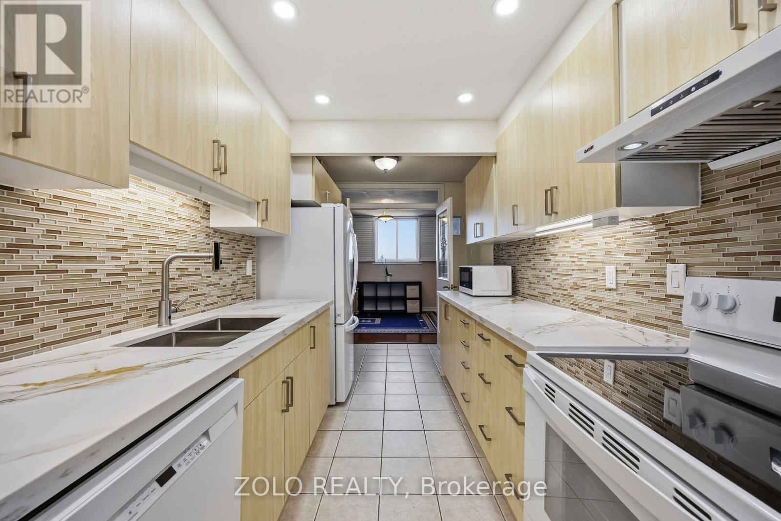 2003 - 812 Burnhamthorpe Road, Toronto, Ontario M9C 4W1 - Photo 6 - W13873402