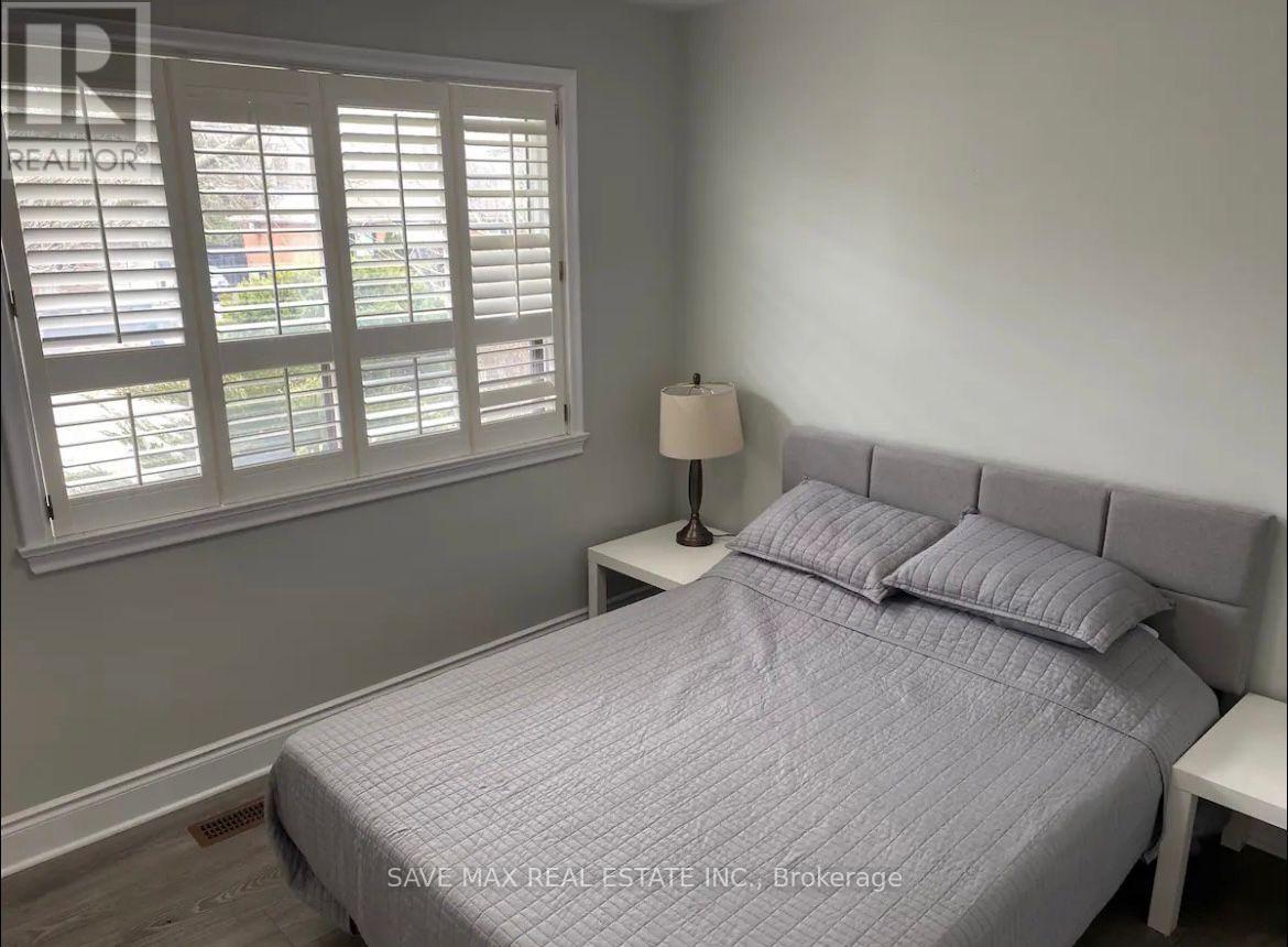 561 Weir Avenue, Oakville, Ontario  L6L 4X3 - Photo 3 - W13873438