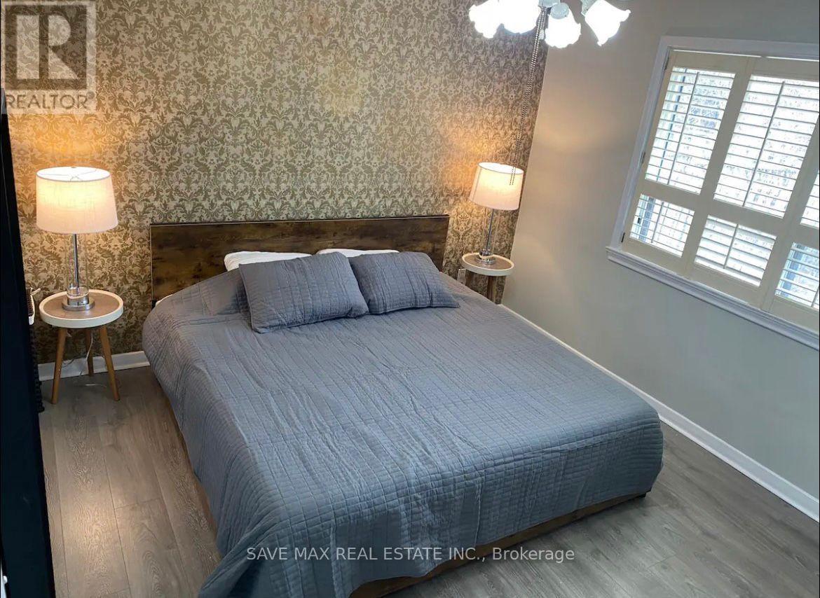 561 Weir Avenue, Oakville, Ontario  L6L 4X3 - Photo 4 - W13873438