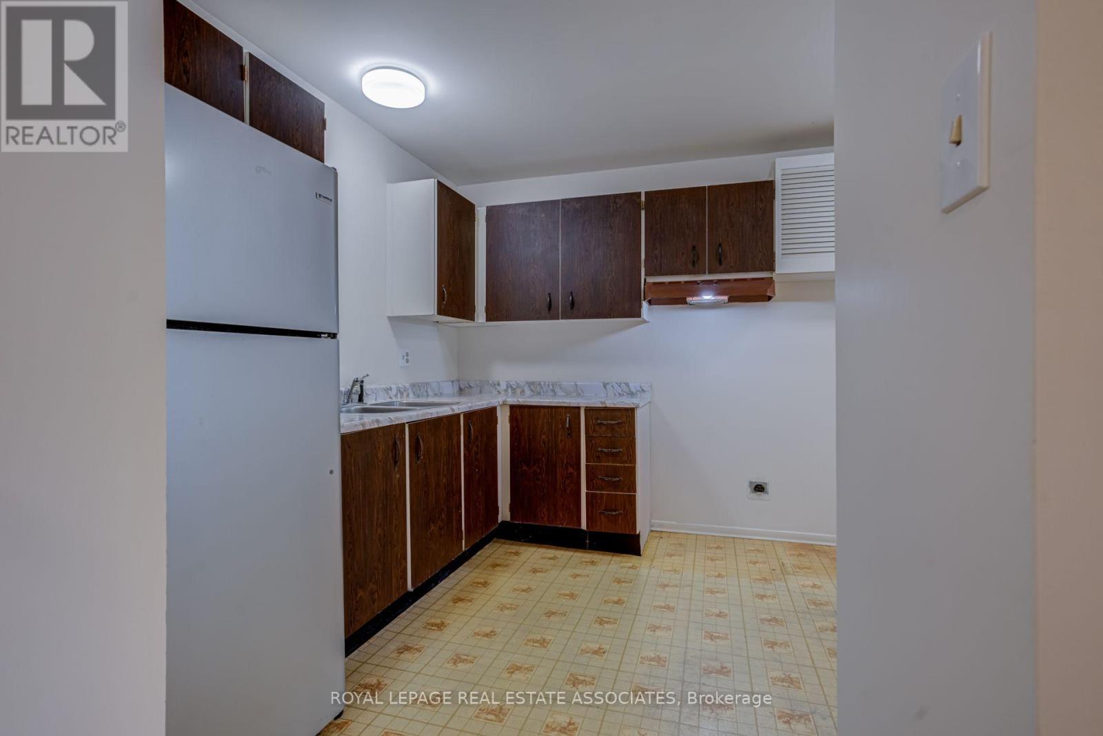 215 Mississauga Valley Boulevard, Mississauga, Ontario L5A 1Y7 - Photo 11 - W13871468