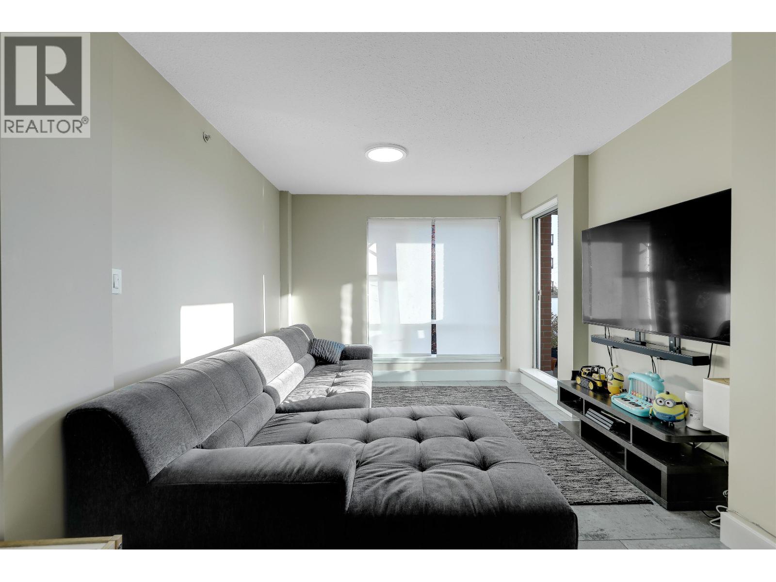 206 3811 Hastings Street, Burnaby, British Columbia  V5C 6V2 - Photo 1 - R3173023